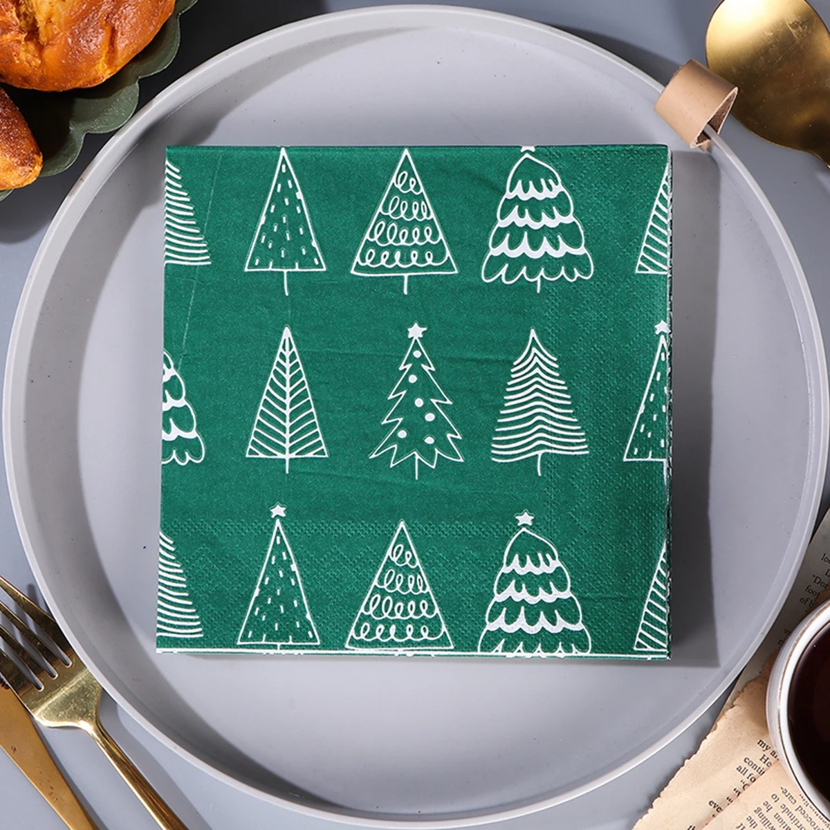 Home Decor Xmas Tree - กระดาษเช็ดปากรูปต้นคริสต์มาสสีเขียวขาวแบบใช้แล้วทิ้งสำหรับงานเลี้ยงอาหารค่ำวันคริสต์มาส ตกแต่งบ้านสำหรับงานปาร์ตี้วันหยุด