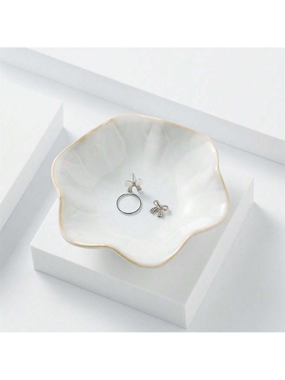ถาดใส่เครื่องประดับรูปกลีบดอกไ - Ceramic Trinket Dish บทวิจารณ์และราคา